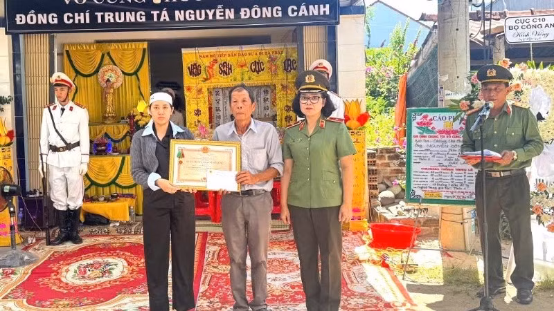 Thừa ủy quyền của Chủ tịch nước, Thiếu tướng Ngô Hoài Thu, Phó Cục trưởng Cục Công tác chính trị, Bộ Công an đã trực tiếp trao tặng Huân chương Bảo vệ Tổ quốc hạng Ba cho thân nhân đồng chí Nguyễn Đông Cánh tại gia đình. (Ảnh: VĂN THÀNH)