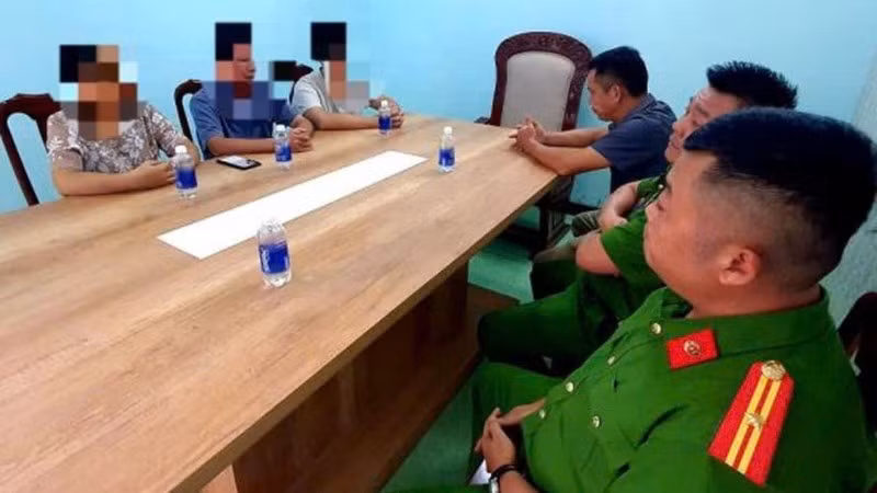 Công an phường Tân An,tỉnh Đắk Lắk làm việc với gia đình nạn nhân. (Ảnh: SỸ ĐỨC) 