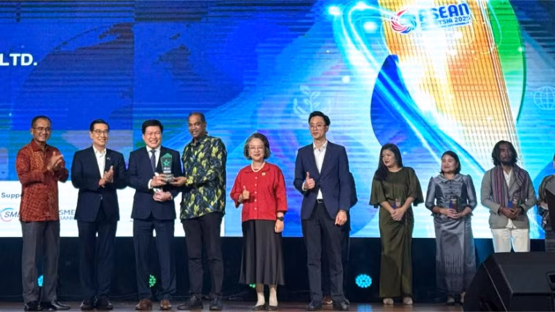 Ông Thái Anh Tuấn, Tổng Giám đốc Simexco Daklak (người đứng thứ 3 từ trái sang) nhận giải thưởng từ Ban tổ chức tại lễ trao giải.