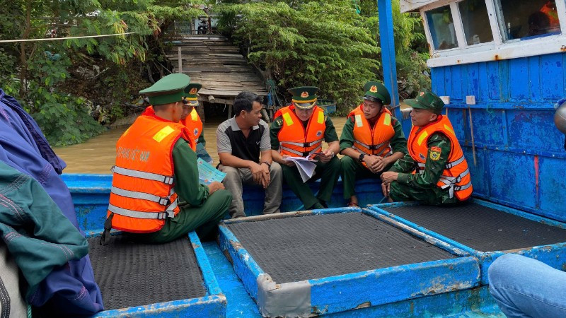 Cán bộ, chiến sĩ Đồn Biên phòng Tuy Hòa tuyên truyền, vận động ngư dân ký cam kết không vi phạm khai thác thủy sản vùng biển nước ngoài.