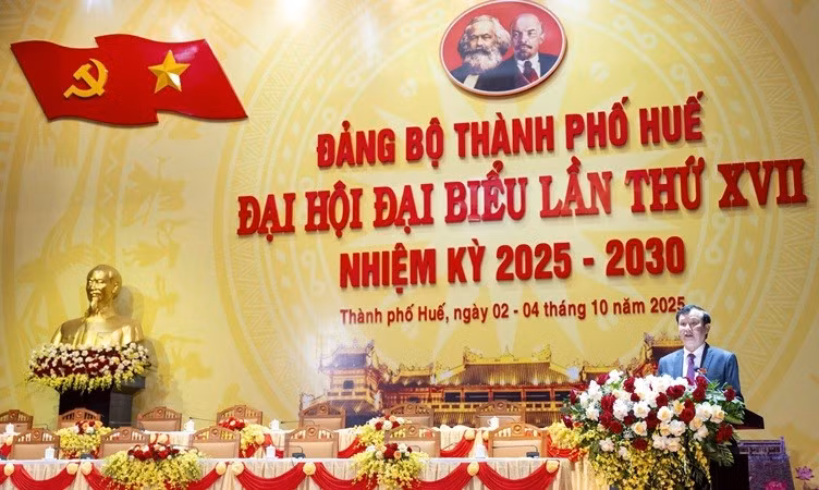 Ủy viên Trung ương Đảng, Bí thư Thành ủy, Chủ tịch Hội đồng nhân dân thành phố Huế Lê Trường Lưu phát biểu tại phiên trù bị.