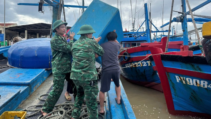 Cán bộ, chiến sĩ Đồn Biên phòng Xuân Hòa, Ban Chỉ huy Bộ đội Biên phòng tỉnh Đắk Lắk hỗ trợ ngư dân đưa phương tiện đánh bắt cá lên bờ, bảo đảm an toàn trước khi bão số 13 đổ bộ.