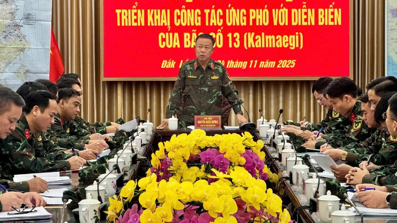 Thiếu tướng Nguyễn Quốc Hương, Phó Tư lệnh Quân khu 5 phát biểu chỉ đạo công tác ứng phó với bão số 13 tại tỉnh Đắk Lắk.