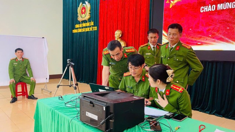 Phòng Cảnh sát Quản lý hành chính về trật tự xã hội, Công an tỉnh Đắk Lắk triển khai công tác cấp đổi thẻ đảng viên gắn chip.