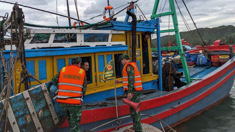 Cán bộ, chiến sĩ Đồn Biên phòng Xuân Hòa tuyên truyền, kêu gọi ngư dân không ra khơi trong thời điểm nguy hiểm.