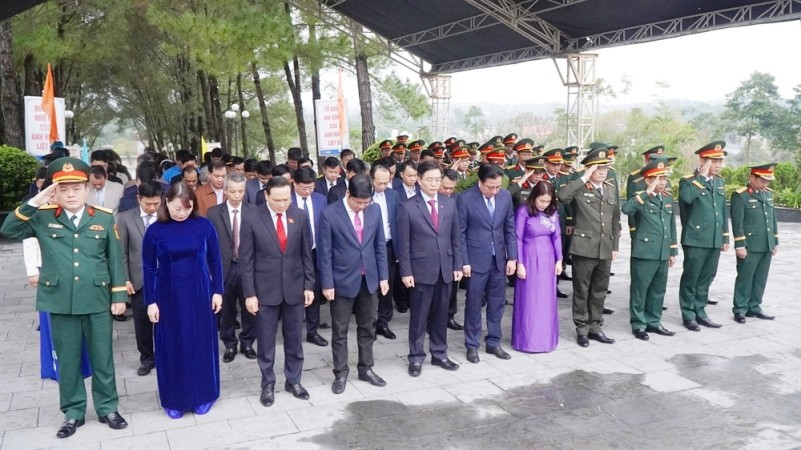 Lãnh đạo thành phố Huế dâng hoa, dâng hương tưởng niệm các Anh hùng liệt sĩ.