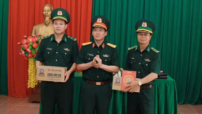 Đại tá Lương Đình Chung, Chính ủy Quân khu 5 tặng quà cho đại diện Đồn Biên phòng Ea H'leo.