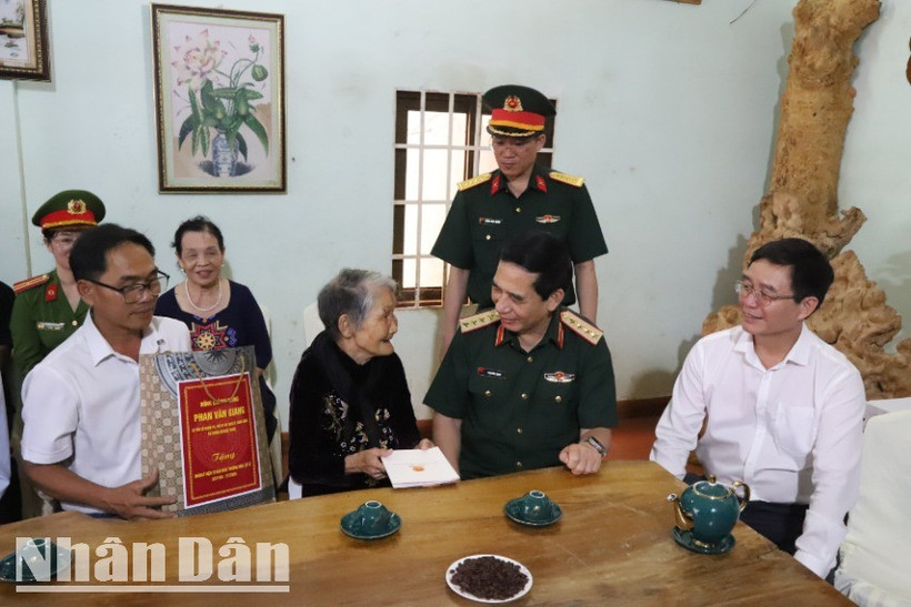 Đại tướng Phan Văn Giang thăm, tặng quà Bà mẹ Việt Nam Anh hùng Nguyễn Thị Toàn, 93 tuổi, trú phường Tân Lập, tỉnh Đắk Lắk. 