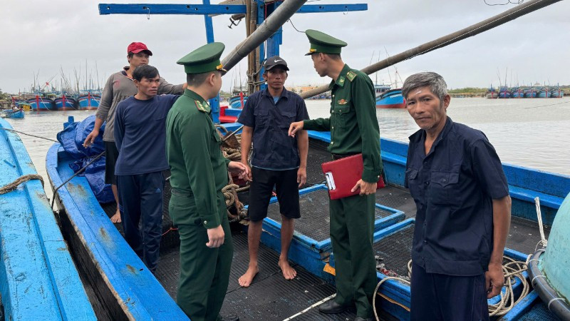 Lực lượng Đồn Biên phòng Tuy Hòa tiếp nhận 3 ngư dân vào cảng cá Đông Tác.