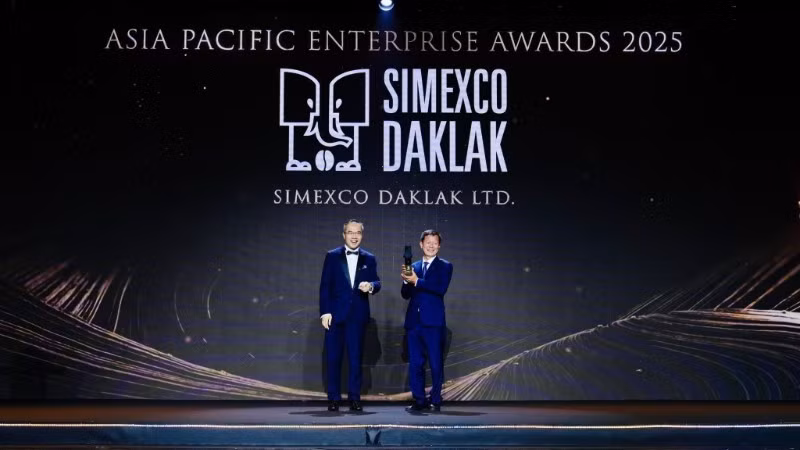 Ông Nguyễn Tiến Dũng, Phó Tổng Giám đốc Simexco Đắk Lắk (người đứng bên phải) nhận danh hiệu từ Ban tổ chức.