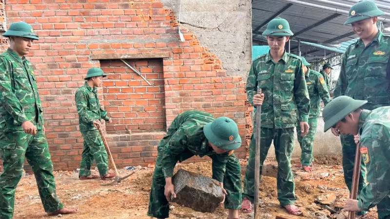 Cán bộ, chiến sĩ Đồn Biên phòng Hòa Hiệp Nam đang thi công phần móng cho gia đình ông Trần Thế Lâm ở phường Hòa Hiệp.