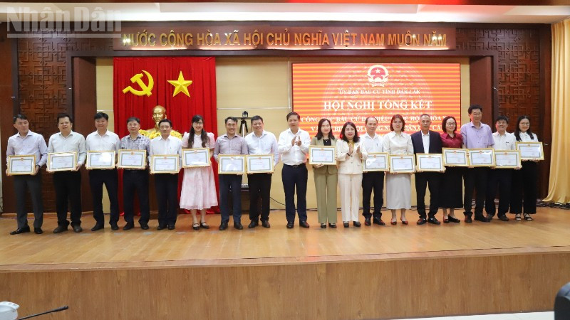 Các tập thể nhận Bằng khen của Ủy ban nhân dân tỉnh Đắk Lắk vì có thành tích xuất sắc trong công tác bầu cử.