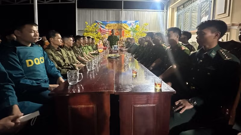 Trung tá Nguyễn Quốc Hoan, Trưởng Công an xã quán triệt nhiệm vụ phối hợp tuần tra.