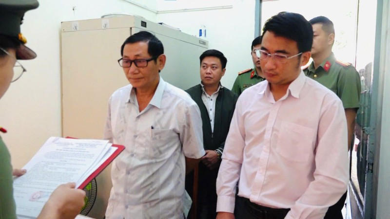 Cơ quan An ninh điều tra Công an tỉnh Đắk Lắk tống đạt quyết định khởi tố vụ án hình sự, khởi tố bị can, bắt tạm giam đối với Lê Ngọc Hậu.