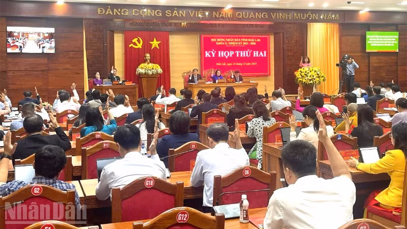 Các đại biểu Hội đồng nhân dân tỉnh Đắk Lắk dự kỳ họp biểu quyết thông qua nghị quyết.