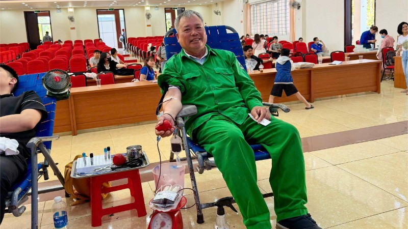 Một tình nguyện viên lớn tuổi tham gia hiến máu tại chương trình. 