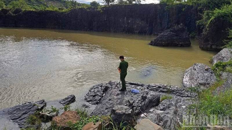 Hồ Cá Sấu (hay còn gọi là hồ Đá Xanh) thuộc địa bàn thôn 9, xã Ea Wer, nơi xảy ra sự việc.