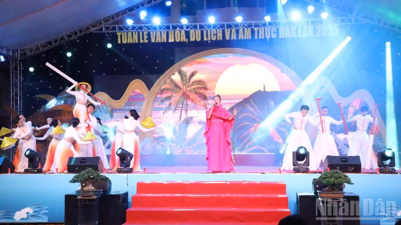 Chương trình nghệ thuật chào mừng Tuần lễ văn hóa, du lịch và ẩm thực Đắk Lắk 2025.