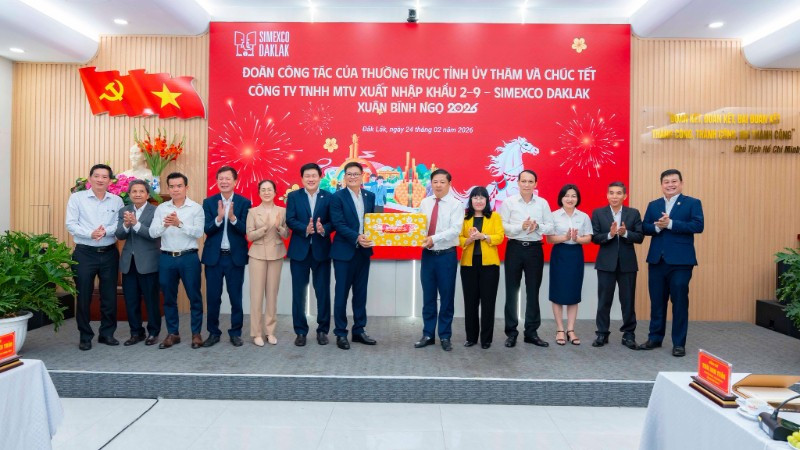 Bí thư Tỉnh ủy Đắk Lắk Lương Nguyễn Minh Triết và đoàn công tác tặng quà cho Simexco Daklak.