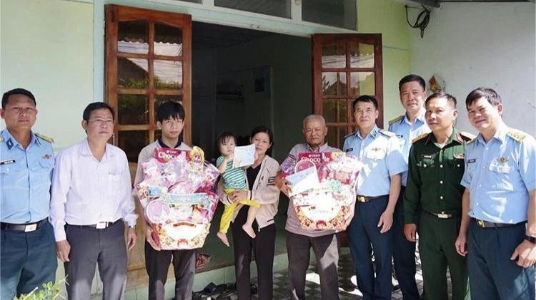 Quân chủng Phòng không Không quân khen thưởng các cá nhân tham gia hỗ trợ cứu nạn vụ rơi máy bay Yak-130. (Ảnh: Quân chủng Phòng không Không quân)