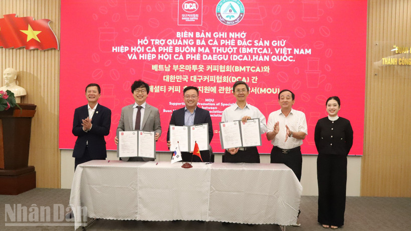 Hiệp hội Cà-phê Buôn Ma Thuột và Hiệp hội Cà-phê Daegu cùng thương hiệu MISS EDE ký kết biên bản ghi nhớ hỗ trợ quảng bá cà-phê đặc sản.