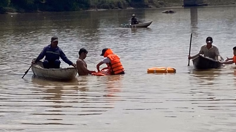 Các lực lượng chức năng nỗ lực tìm kiếm thi thể các nạn nhân. (Ảnh: CTV)