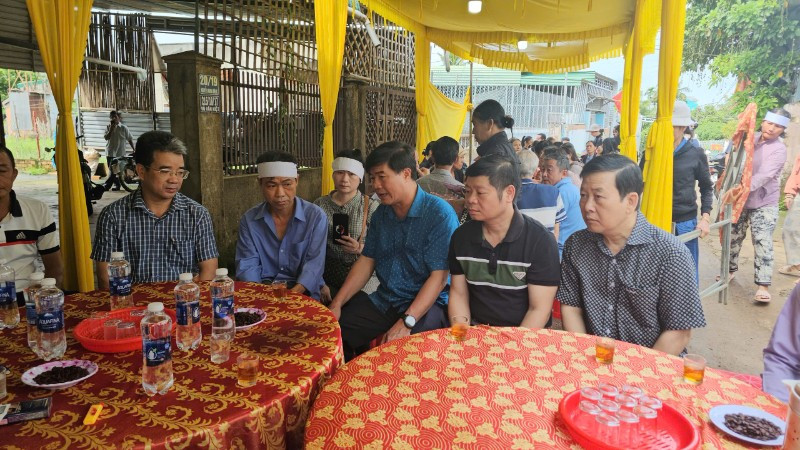 Phó Chủ tịch Ủy ban nhân dân tỉnh Đắk Lắk Nguyễn Thiên Văn (người thứ 3 từ phải sang) thăm hỏi, chia buồn với thân nhân các nạn nhân.
