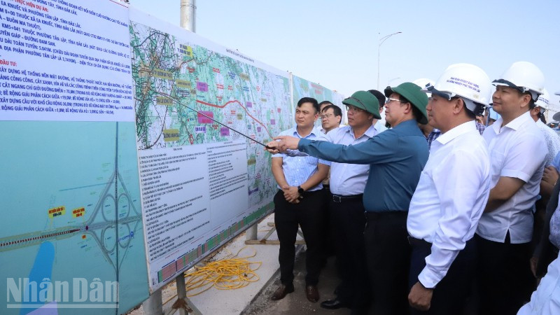 Phó Thủ tướng Hồ Quốc Dũng kiểm tra thực tế tại công trình.