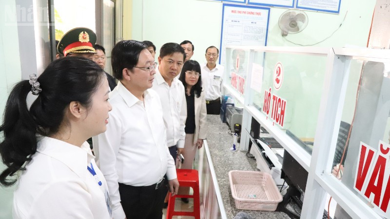 Phó Thủ tướng Hồ Quốc Dũng kiểm tra tại Trung tâm phục vụ hành chính công xã Ea Bung.