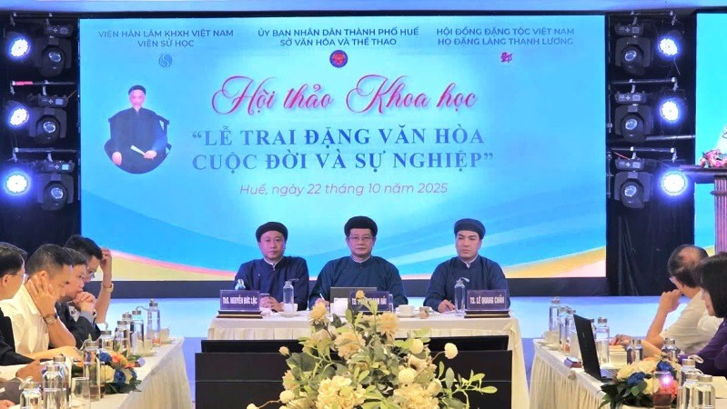 Lãnh đạo Sở Văn hóa và Thể thao thành phố Huế, Viện Sử học chủ trì tại hội thảo. 