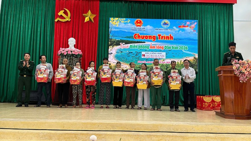 Đại diện Đồn Biên phòng Xuân Đài và chính quyền địa phương trao quà tặng các gia đình có hoàn cảnh khó khăn.