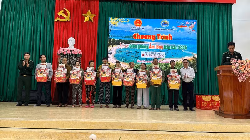 Đại diện Đồn Biên phòng Xuân Đài và chính quyền địa phương trao quà tặng các gia đình có hoàn cảnh khó khăn.