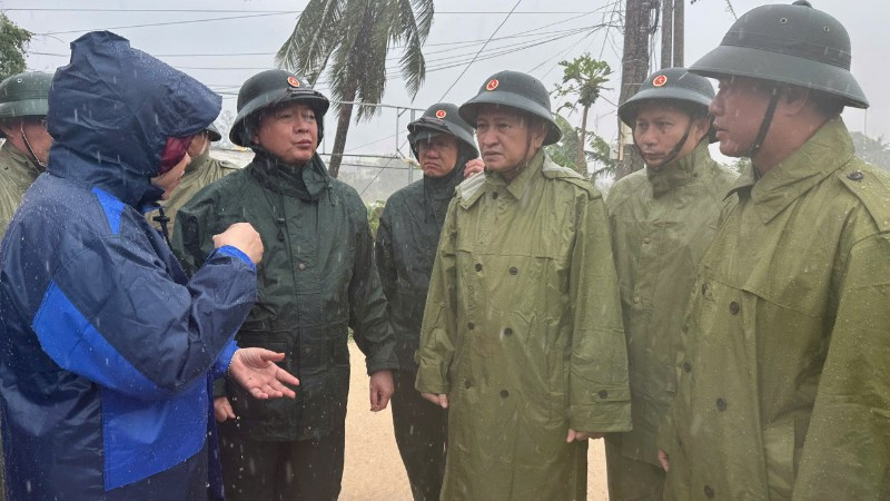 Phó Thủ tướng Hồ Quốc Dũng kiểm tra thực tế công tác ứng phó mưa lũ tại xã Tuy An Bắc.