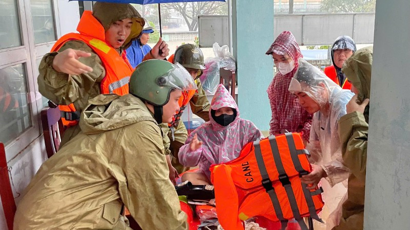 Lực lượng Công an xã Hòa Thịnh đã khẩn trương cử 6 cán bộ, chiến sĩ sử dụng xuồng hơi chuyên dụng hỗ trợ chị Lan đi trạm y tế xã.