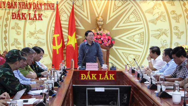 Phó Thủ tướng Chính phủ Hồ Quốc Dũng làm việc khẩn với lãnh đạo tỉnh Đắk Lắk về công tác ứng phó đợt lũ đặc biệt lớn đang gây thiệt hại rất nghiêm trọng tại khu vực phía đông của tỉnh.