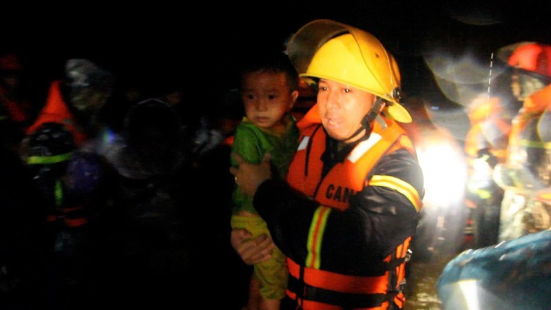 Lực lượng chức năng di dời hơn 200 hộ dân bị cô lập tại thôn Ea Hăn, thôn Yang Hanh, xã Yang Mao ra khỏi vùng nguy hiểm đến nơi an toàn ngay trong đêm.