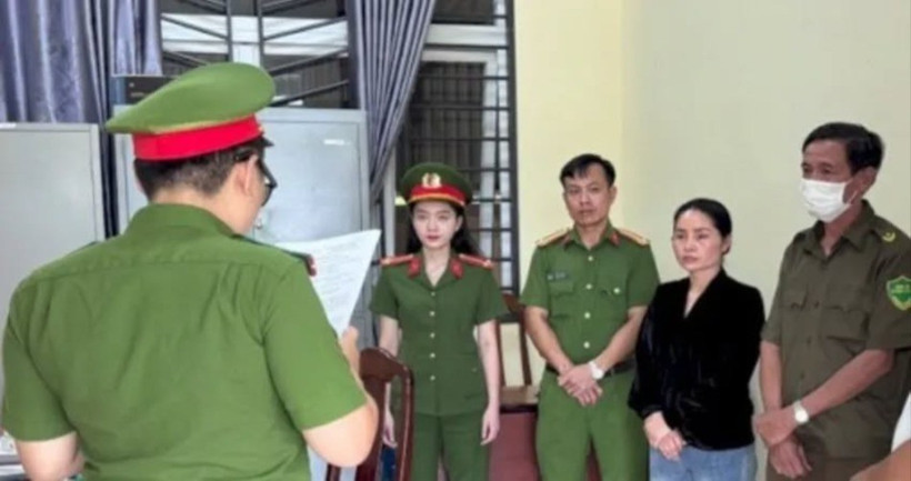 Cơ quan Cảnh sát điều tra tống đạt các quyết định khởi tố bị can, bắt tạm giam Nguyễn Thị Hợi. Ảnh: Công an tỉnh Đắk Lắk.