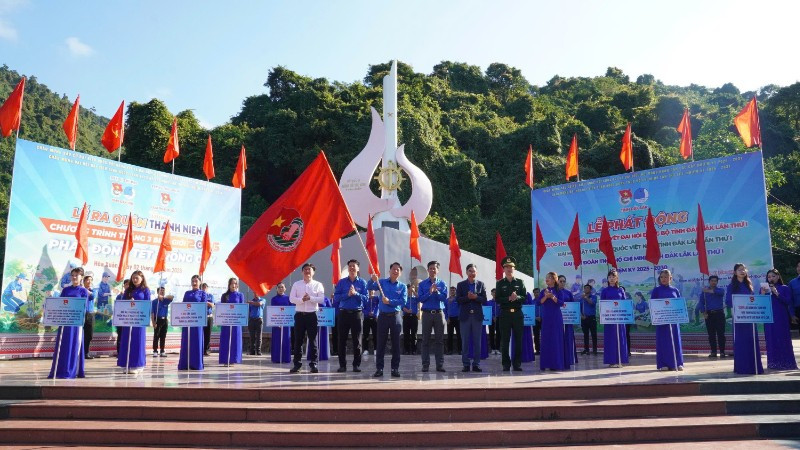 Nghi thức phất cờ ra quân "Tháng Thanh niên" năm 2026.