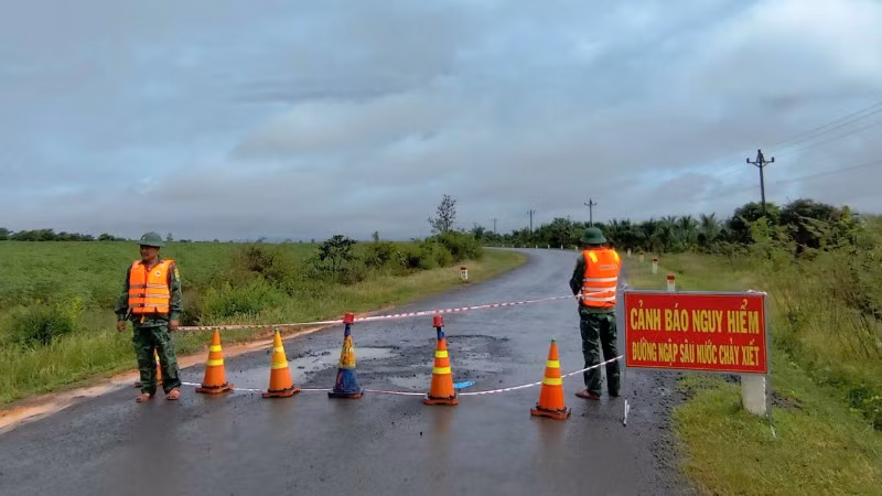 Các lực lượng chức năng đặt biển cảnh báo đường bị ngập sâu nguy hiểm và canh gác không cho người dân đi qua lại.