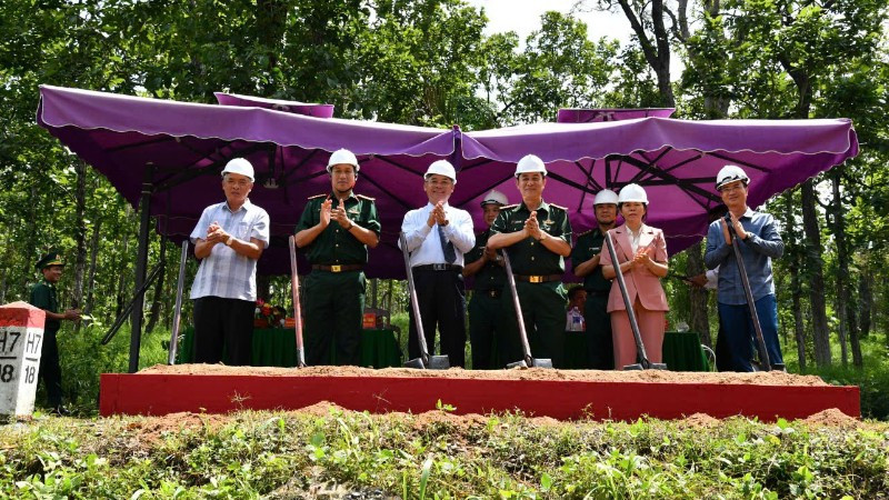 Các đại biểu thực hiện nghi thức khởi công.