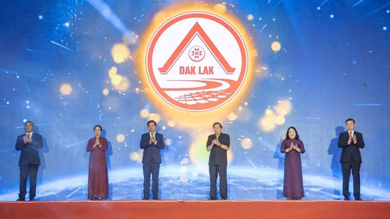 Lãnh đạo tỉnh Đắk Lắk ra mắt và giới thiệu logo nhận diện tỉnh Đắk Lắk mới.