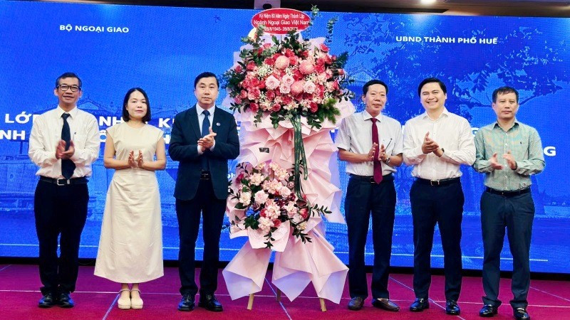 Lãnh đạo thành phố Huế tặng hoa chúc mừng nhân kỷ niệm 80 năm Ngày thành lập ngành ngoại giao Việt Nam (28/8/1945-28/8/2025).