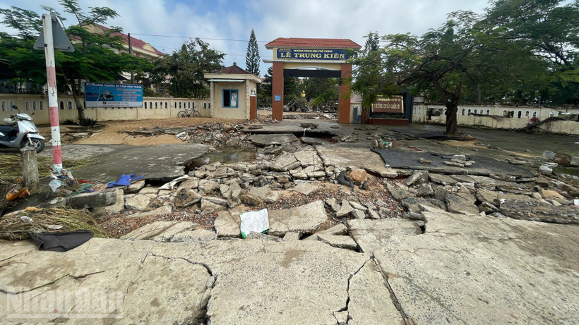 Đường từ Quốc lộ 1 dẫn vào cổng Trường Trung học phổ thông Lê Trung Kiên bị sạt lở, hư hỏng nặng.