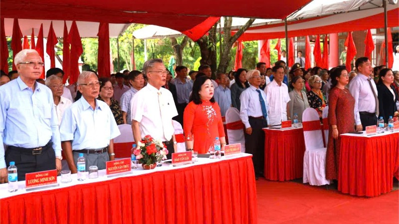 Các đại biểu dự buổi lễ.