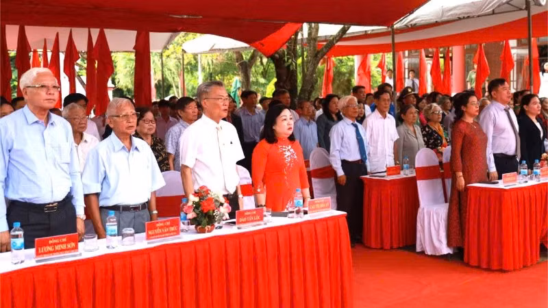 Các đại biểu dự buổi lễ.