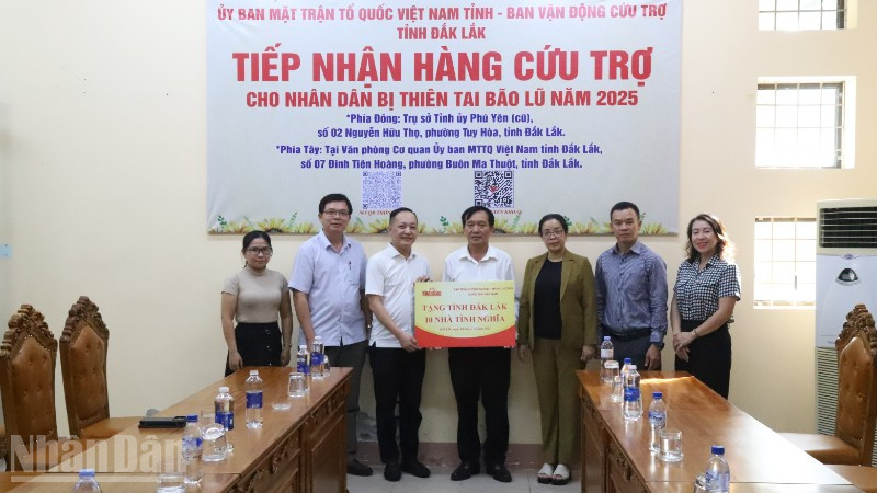 Đại diện Báo Nhân Dân trao kinh phí hỗ trợ cho tỉnh Đắk Lắk để xây dựng 10 căn nhà tình nghĩa cho các hộ dân bị ảnh hưởng bởi thiên tai trong đợt bão, lũ vừa qua.