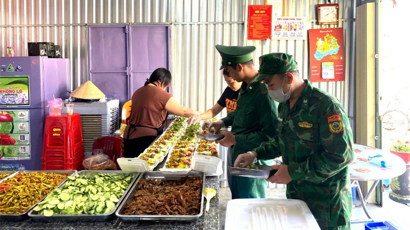 Cán bộ, chiến sĩ Đồn Biên phòng Xuân Đài cùng các tình nguyện viên chuẩn bị, chế biến các suất ăn trong mô hình “Bếp ăn 0 đồng”.