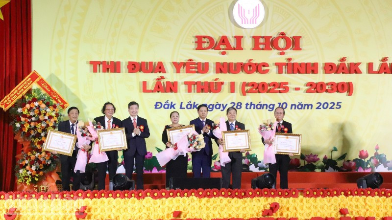 Thừa ủy quyền của Chủ tịch nước, lãnh đạo tỉnh Đắk Lắk trao tặng Huân chương Lao động Hạng Nhì cho 5 cá nhân có thành tích xuất sắc trong phong trào thi đua yêu nước giai đoạn 2020-2025.