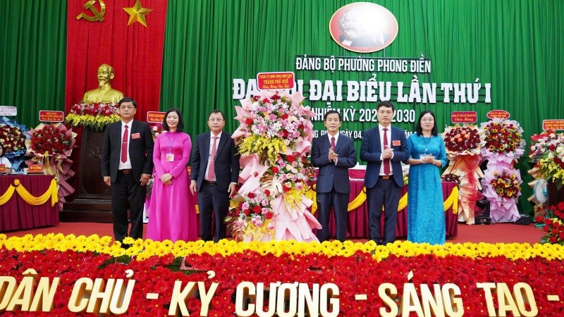 Lãnh đạo thành phố Huế tặng hoa chúc mừng Đại hội đại biểu Đảng bộ phường Phong Điền lần thứ nhất.