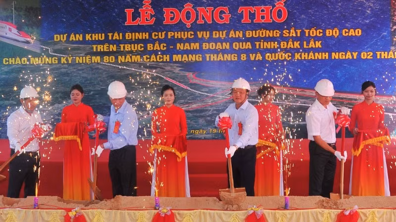 Các đại biểu động thổ dự án khu tái định cư phục vụ Dự án đường sắt tốc độ cao trên trục bắc-nam đoạn qua tỉnh Đắk Lắk. (Ảnh: CTV)